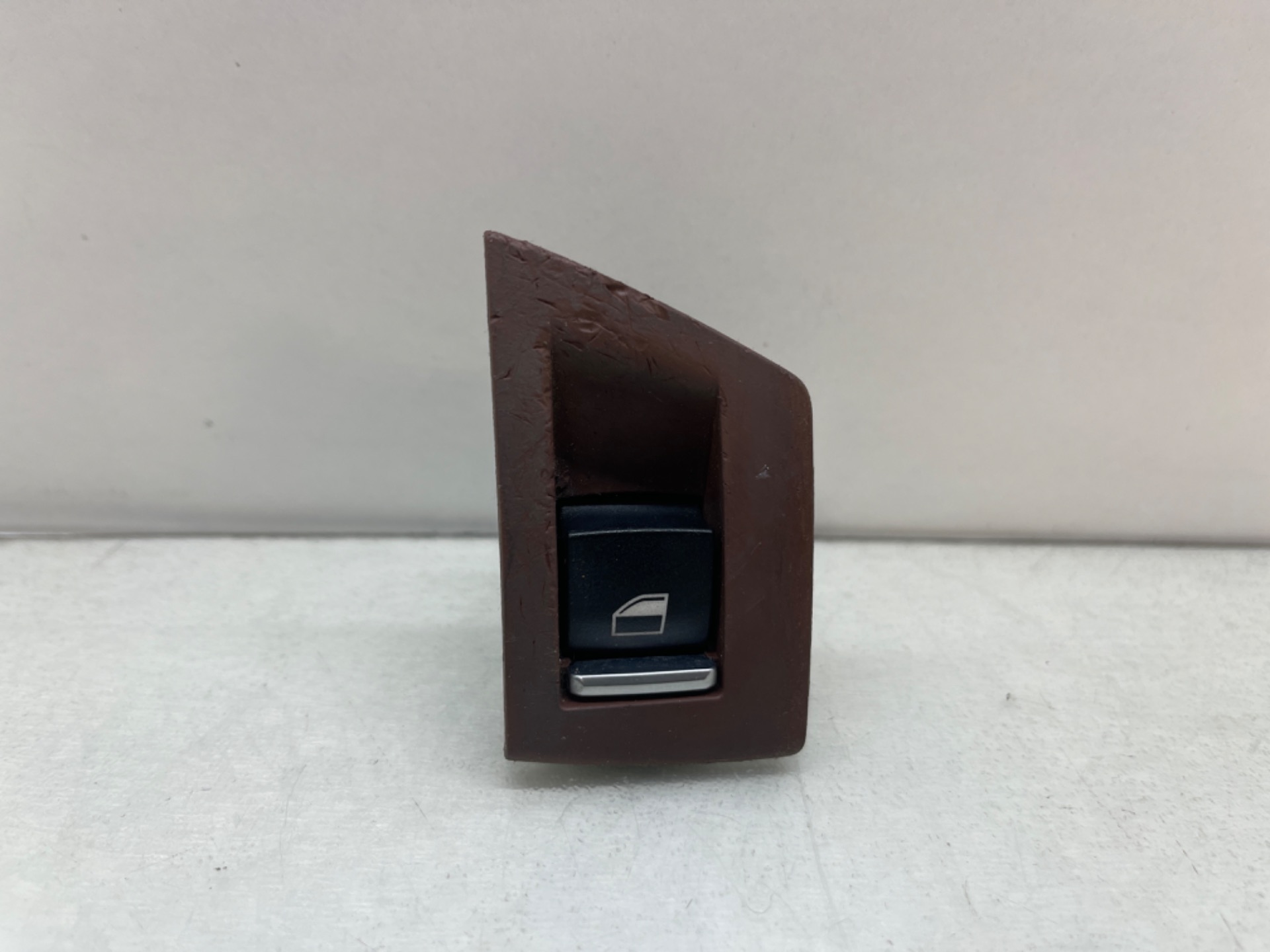 Front right window switch, photo 1 of 4