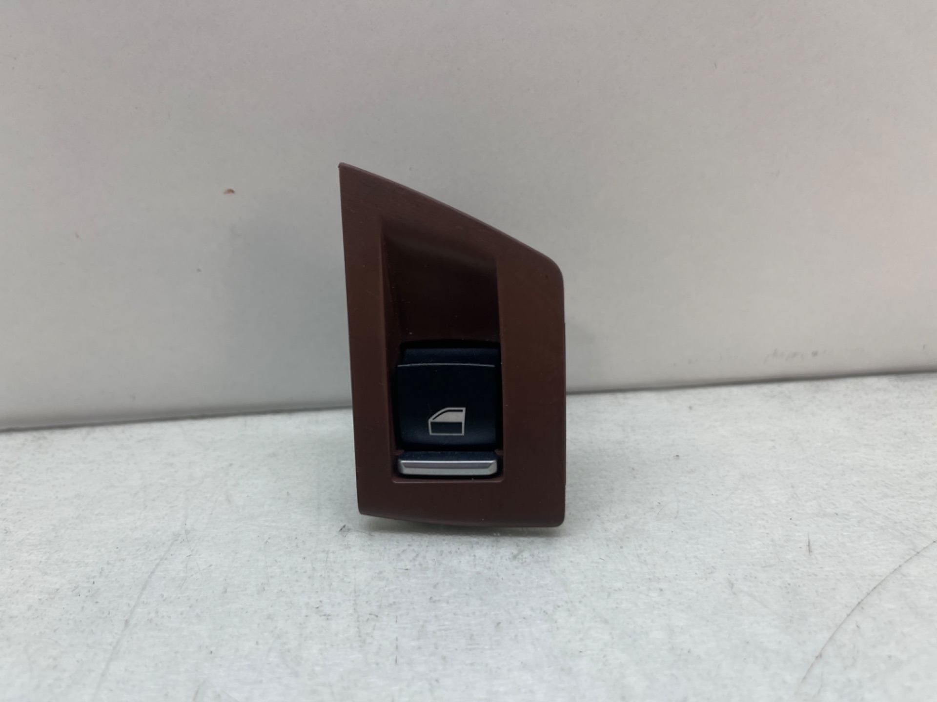 Rear right window switch, photo 1 of 4