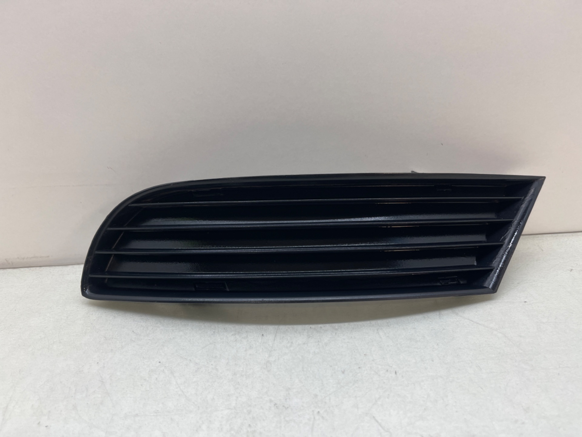 Moldura paragolpe delantera izquierda