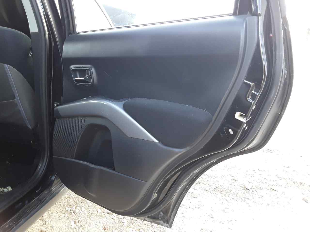 Guarnecido puerta trasera derecha, foto 1 de 2