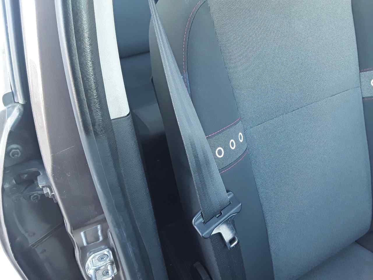 Cinturon seguridad delantero derecho
