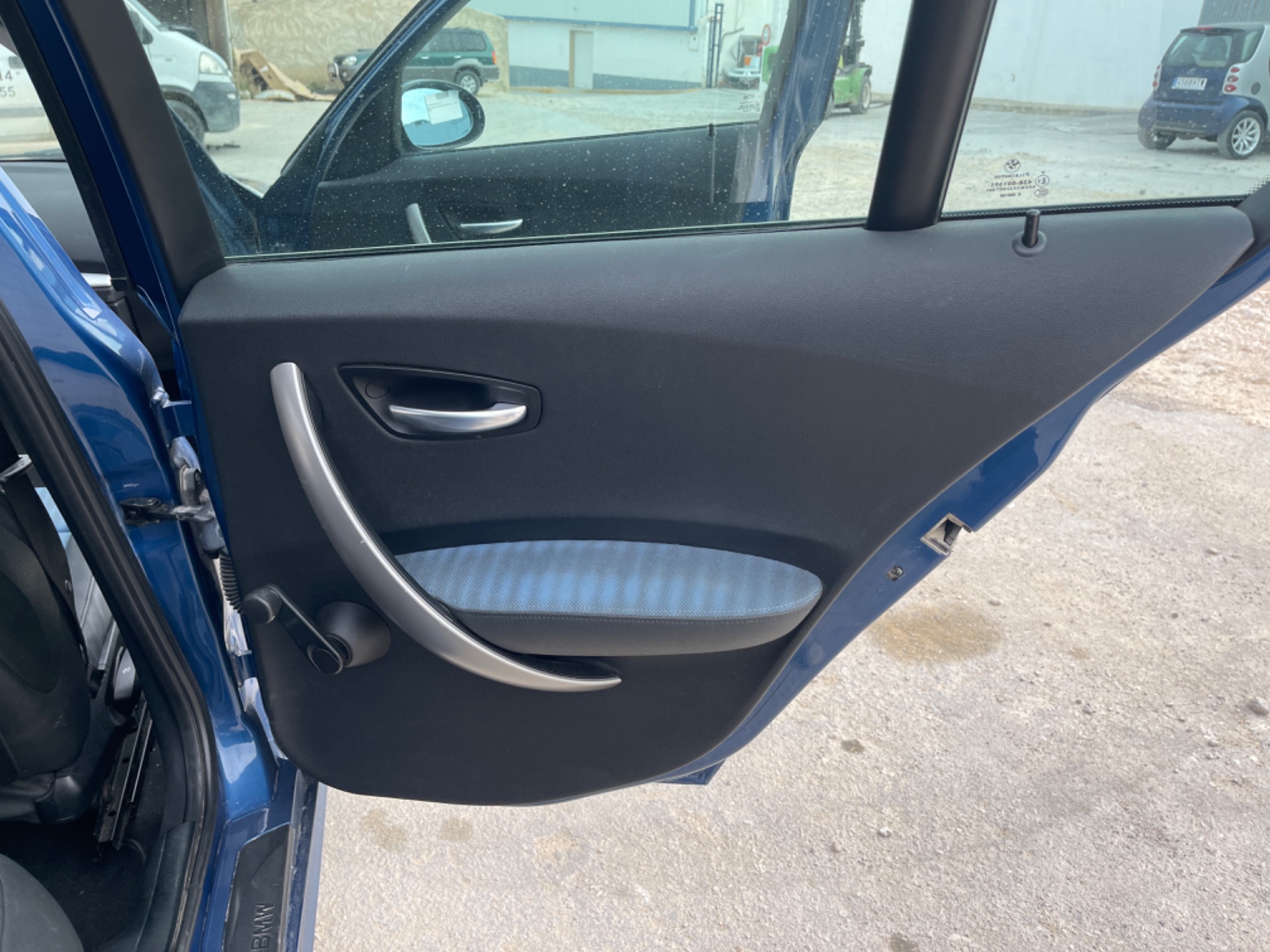 Rear right door trim, photo 1 of 10