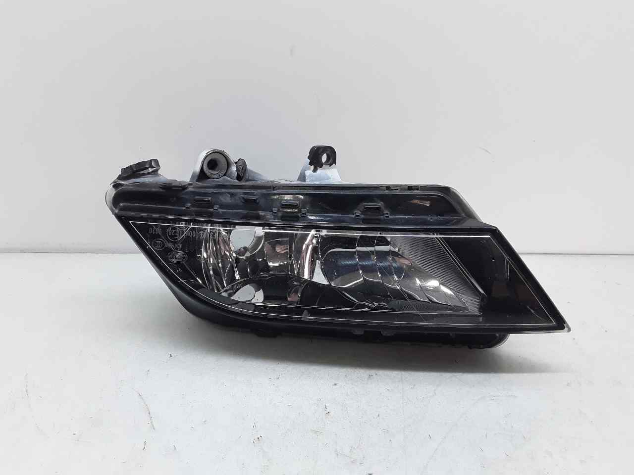 Faro antiniebla izquierdo