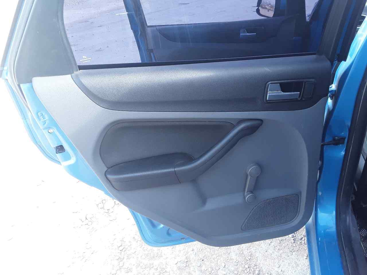 Guarnecido puerta trasera izquierda