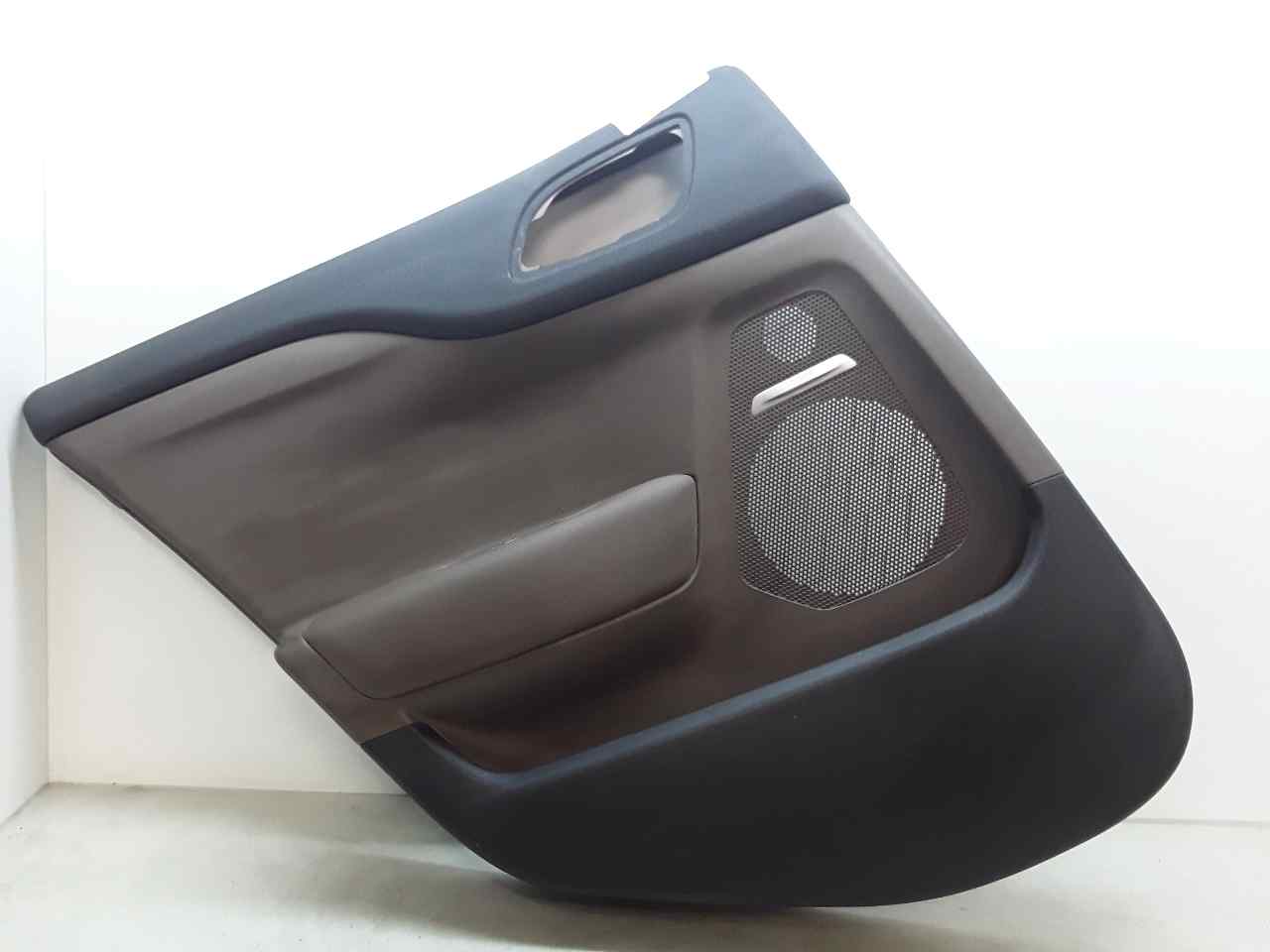 Guarnecido puerta trasera izquierda