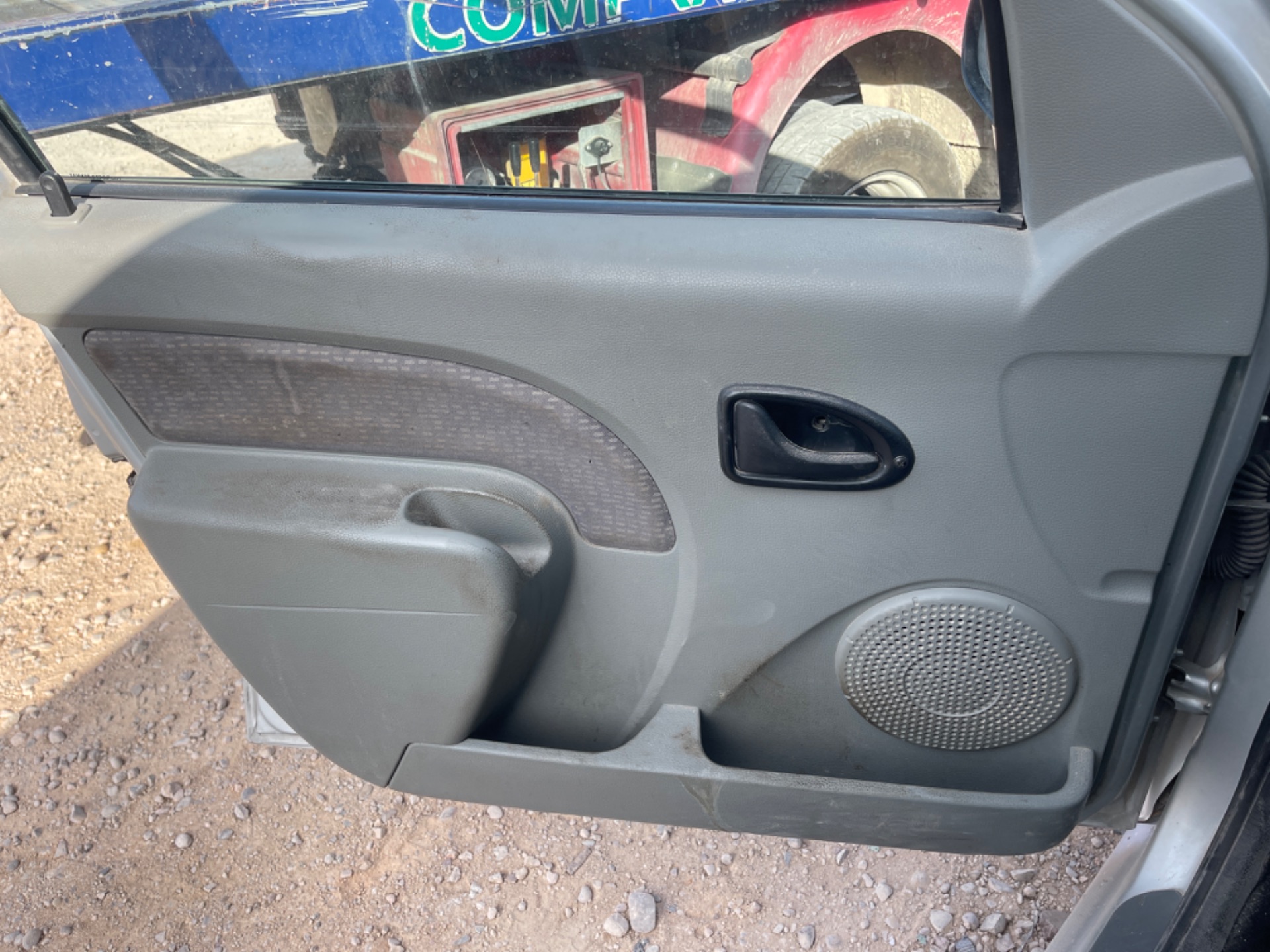 Guarnecido puerta delantera izquierda
