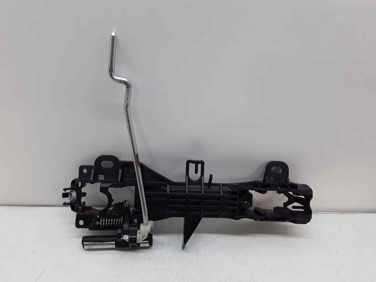 Front right outer door handle bracket, photo 1 of 3