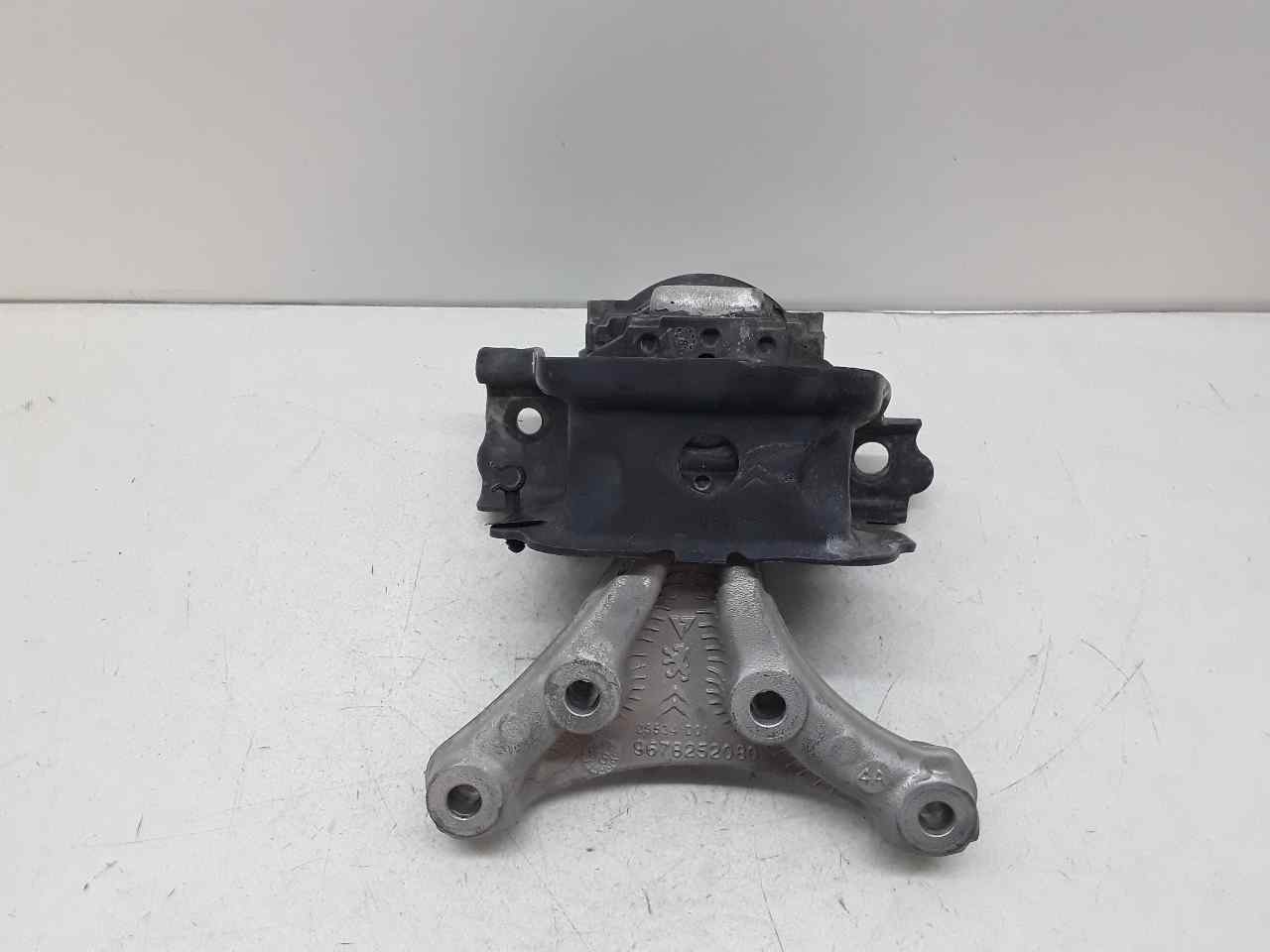 Soporte motor derecho