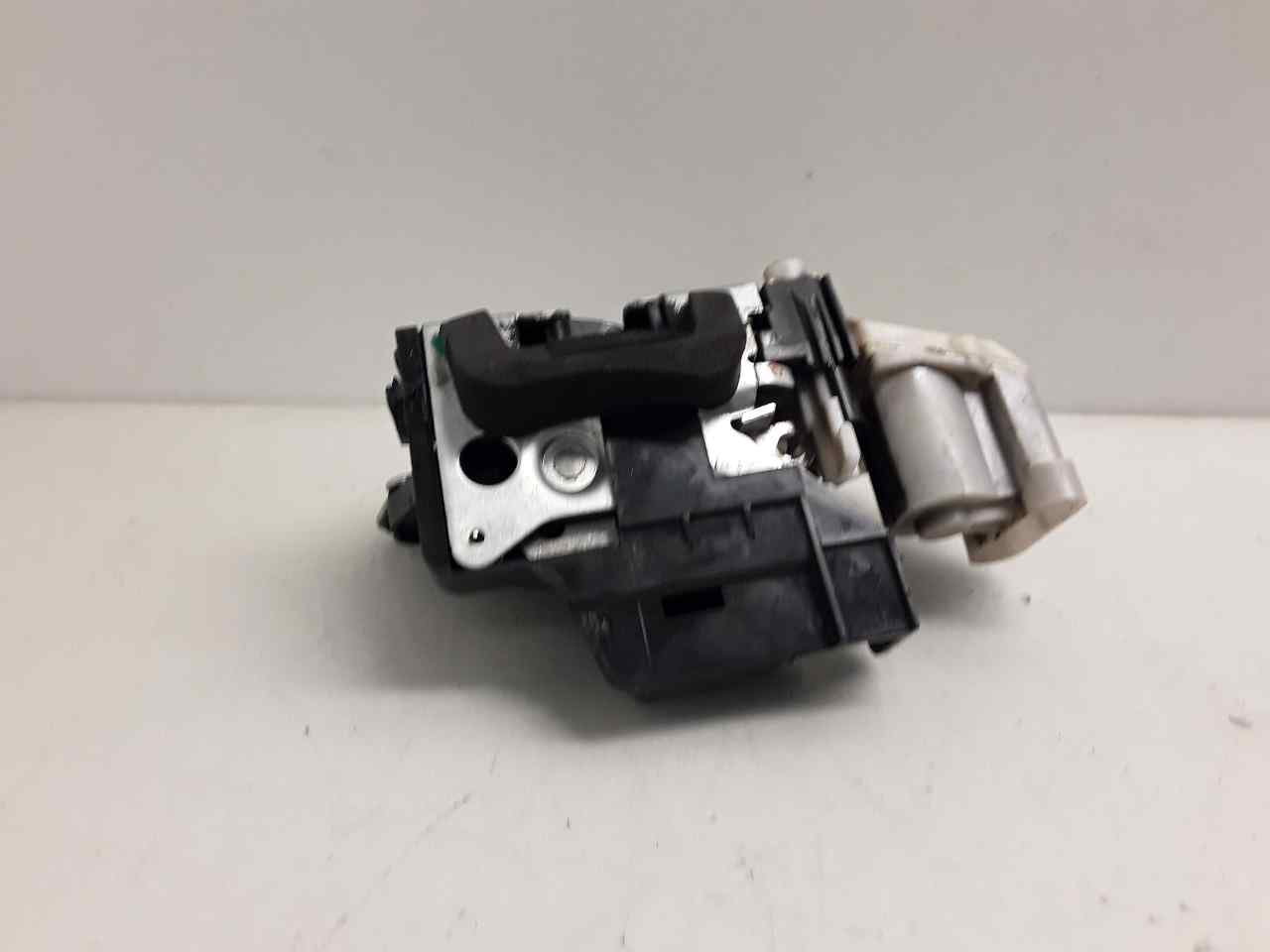 Cerradura puerta lateral derecha