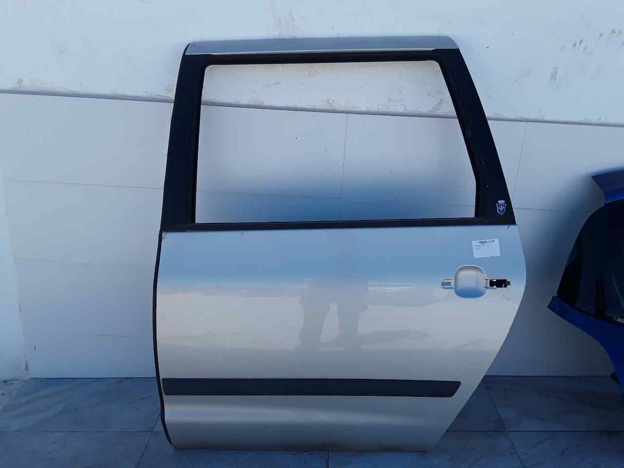Puerta trasera izquierda