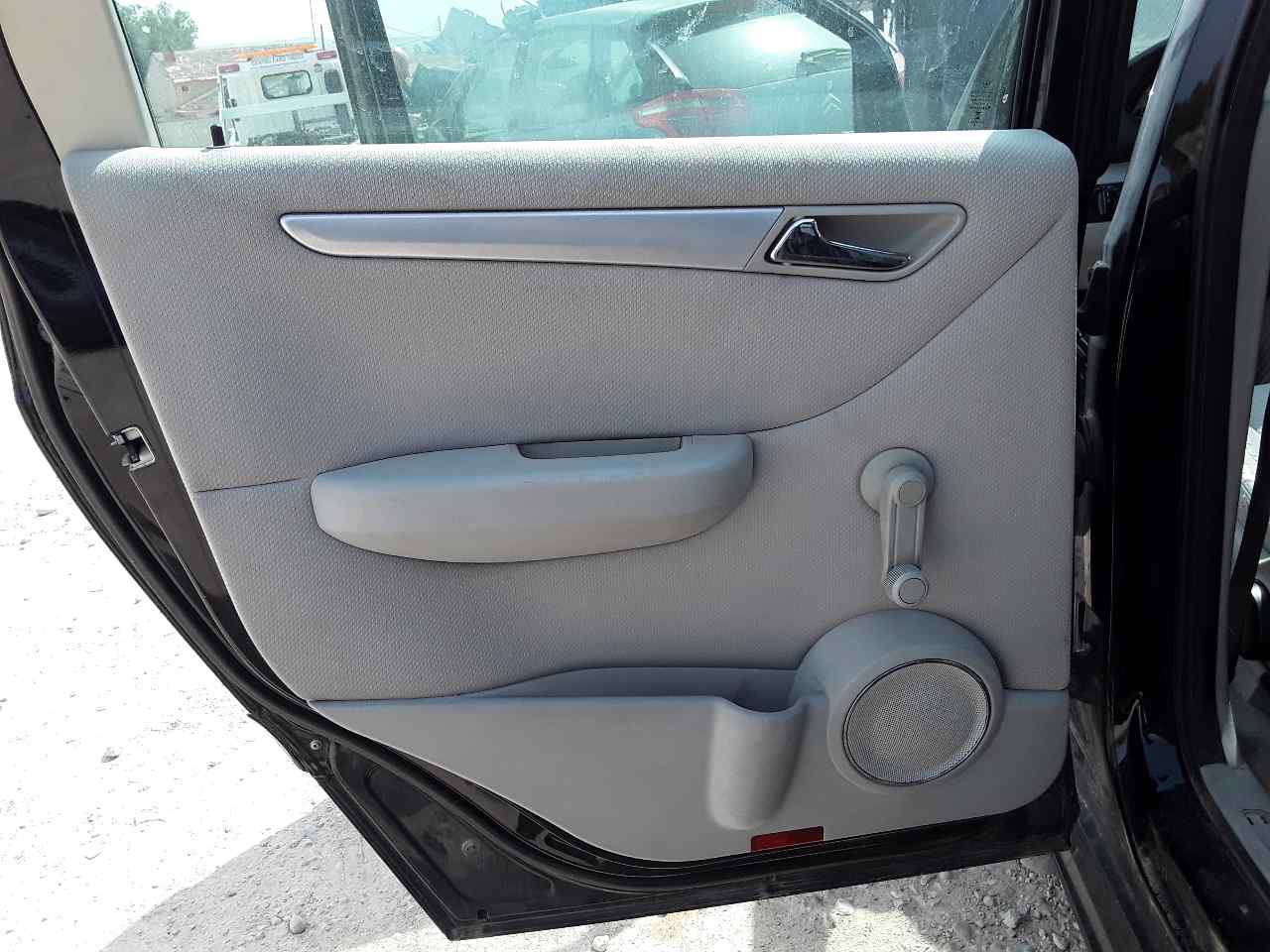 Guarnecido puerta trasera izquierda