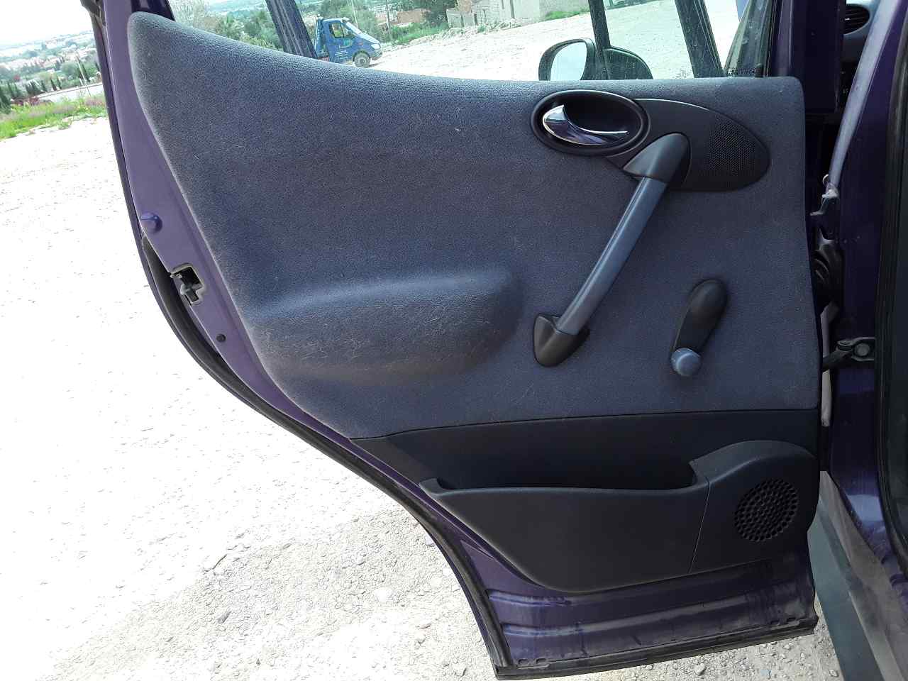 Guarnecido puerta trasera izquierda