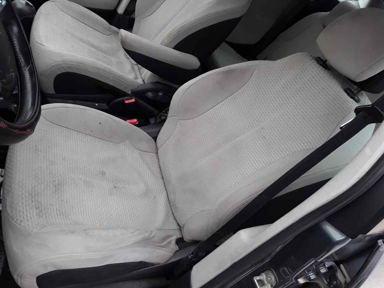 Front left seat, photo 1 of 1