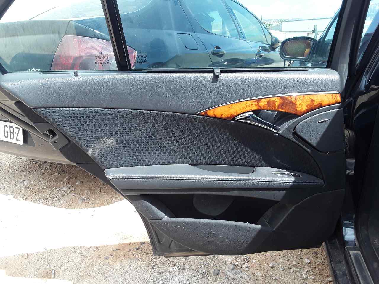 Guarnecido puerta trasera izquierda