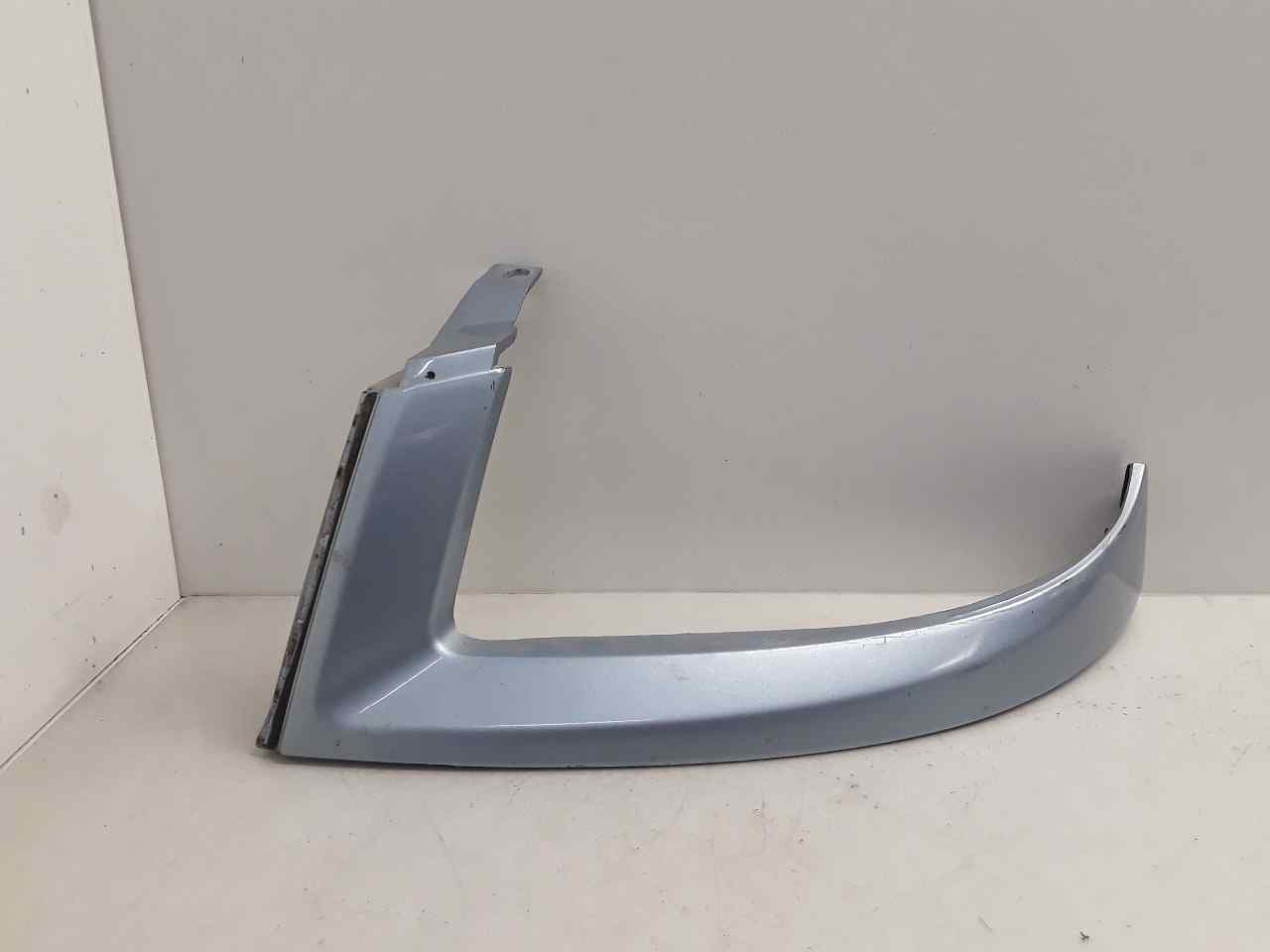 Moldura bajo faro izquierdo