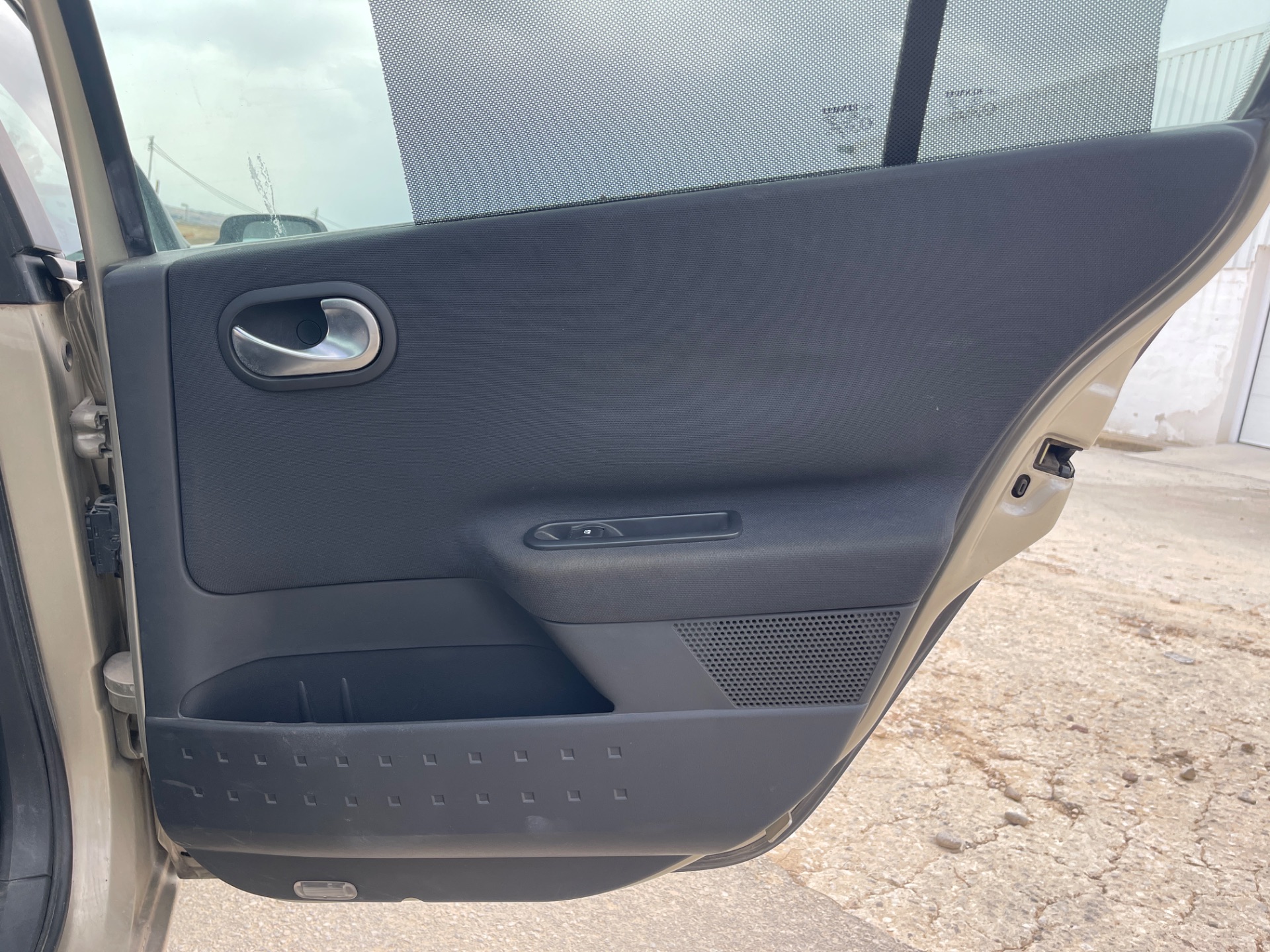 Guarnecido puerta trasera derecha