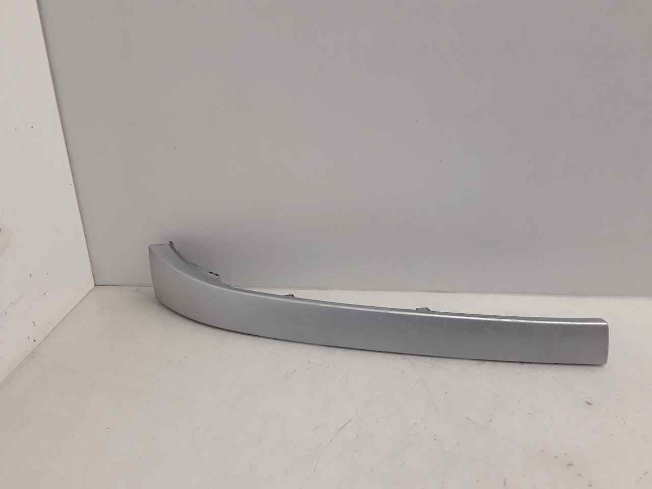Moldura bajo faro derecho