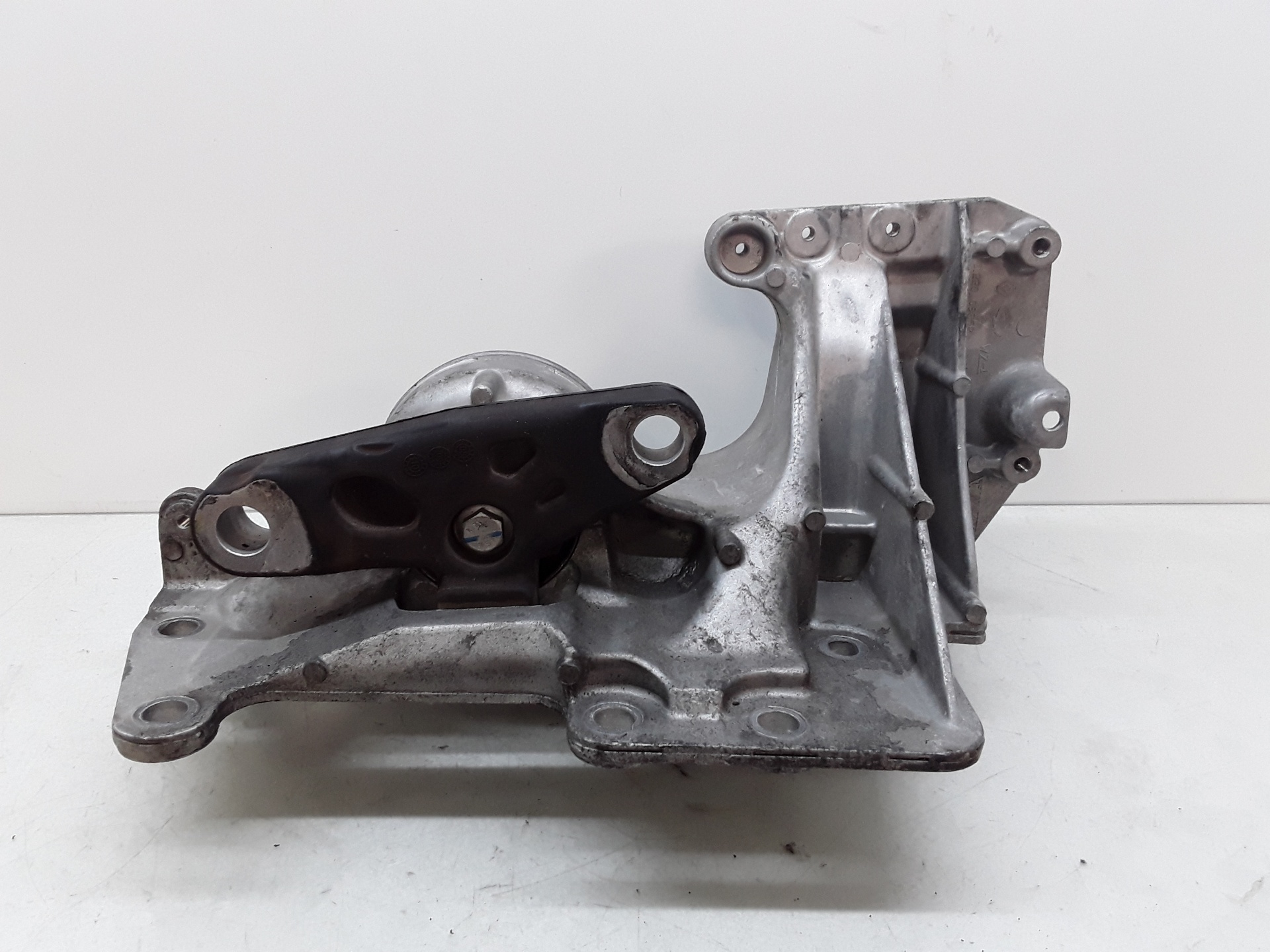 Soporte motor izquierdo