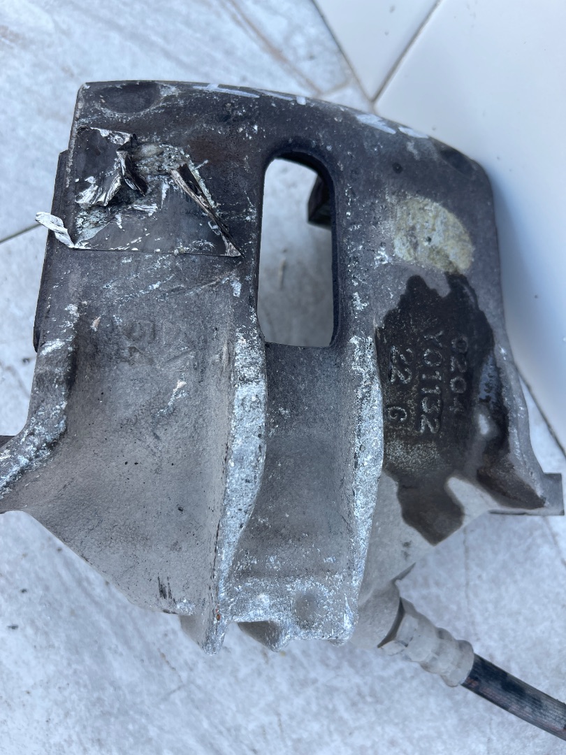 Pinza de freno delantera derecha