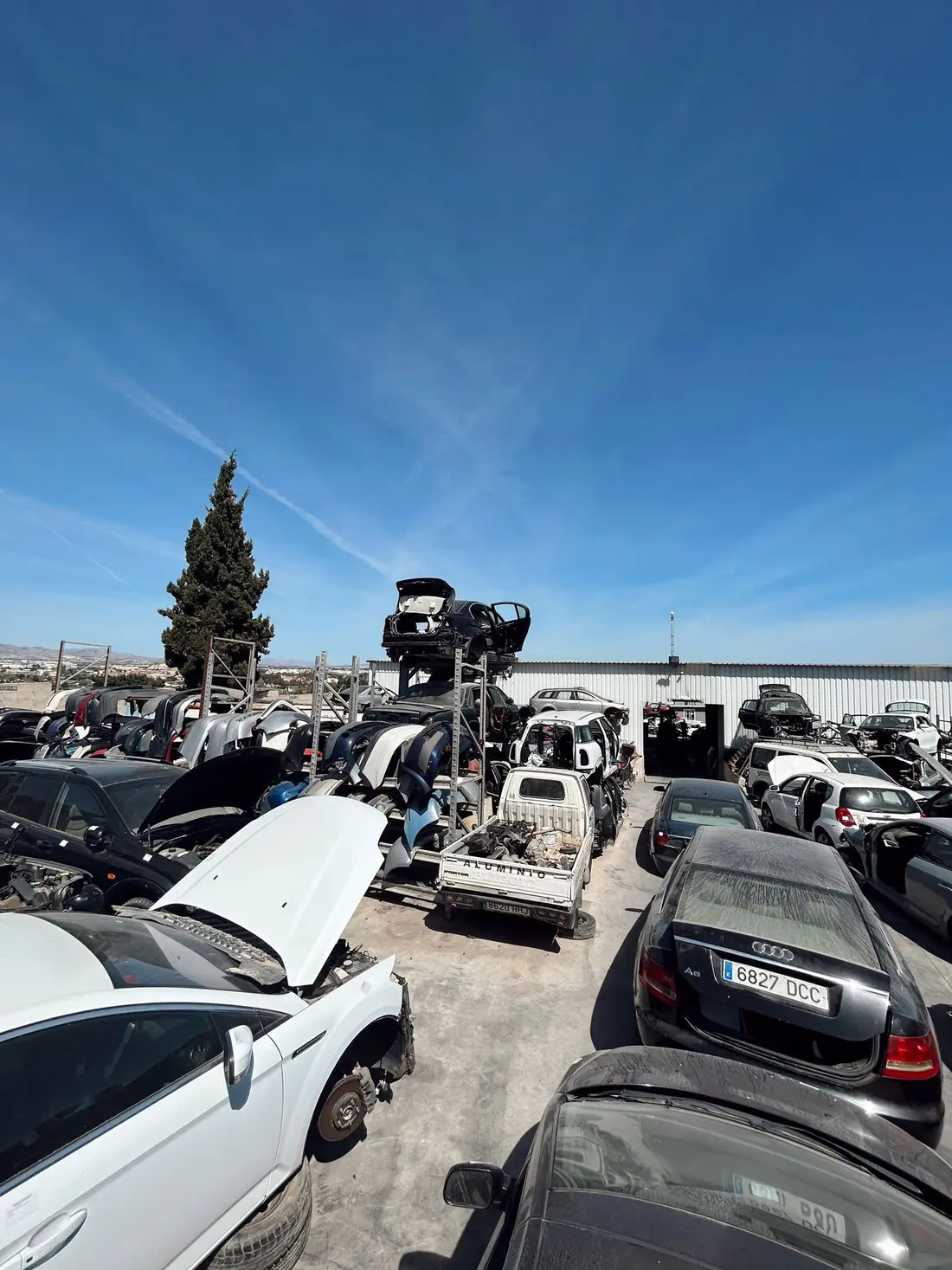 Coches en la campa del desguace esperando su tratamiento